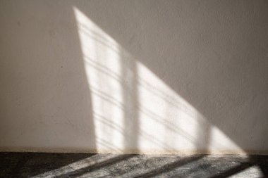 Perdenin içinden beyaz renkli beton duvara ve gri renkli beton zemin, Dokuların Yansıma Işığı konsepti