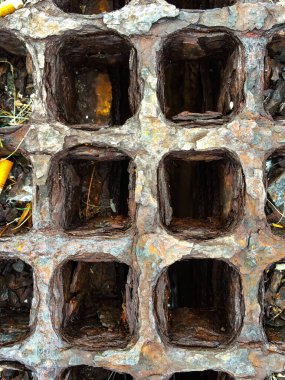 Kare paslı metal drenaj dokusu arka planı, Makro çekimini kapat, endüstriyel malzeme