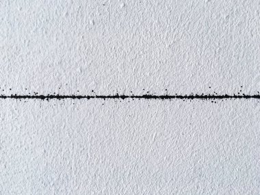 Beton ya da beton duvar dokusu üzerine siyah bir çizgi, soyut beyaz arkaplan