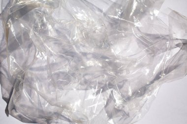 Beyaz arkaplanda buruşmuş şeffaf plastik torba dokusu, & Macro çekimini kapat, Seçici odak, Işık ve Gölge, Geri Dönüşüm konsepti