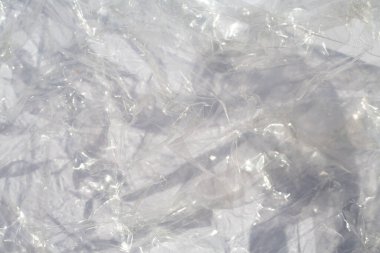 Beyaz arkaplanda buruşmuş şeffaf plastik torba dokusu, & Macro çekimini kapat, Seçici odak, Işık ve Gölge, Geri Dönüşüm konsepti