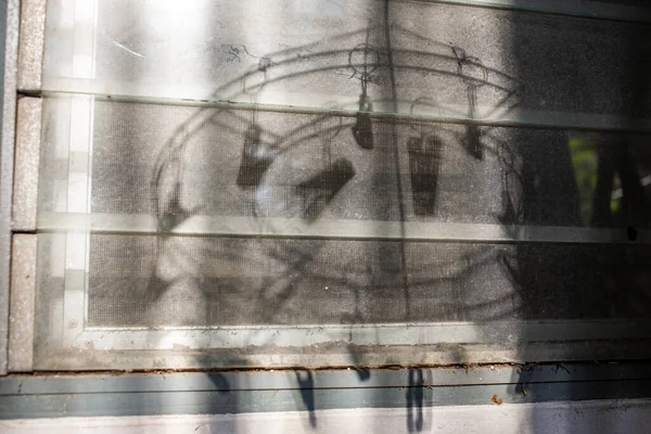 Siluet Paslanmaz Çelik Plastik Çember Mandalı Tozlu Ayna Pencere Arkaplanı — Stok fotoğraf