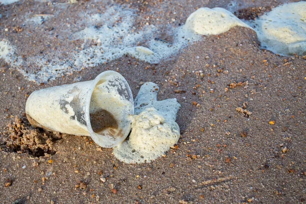 Используемое Пластиковое Стекло Грязном Море Пены Взбивания Крема Океана Подержанное — стоковое фото