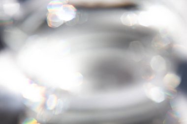 Bokeh şeffaf temiz su bardağını bulanıklaştırdı, beyaz arkaplanda su damlaları, Işık & Gölge, Makro çekimini kapat, Seçici odak, Sağlıklı içecek kavramı