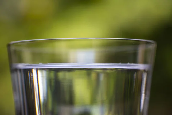 Bicchiere Trasparente Acqua Pulita Sfondo Del Giardino Verde Bokeh Close — Foto Stock