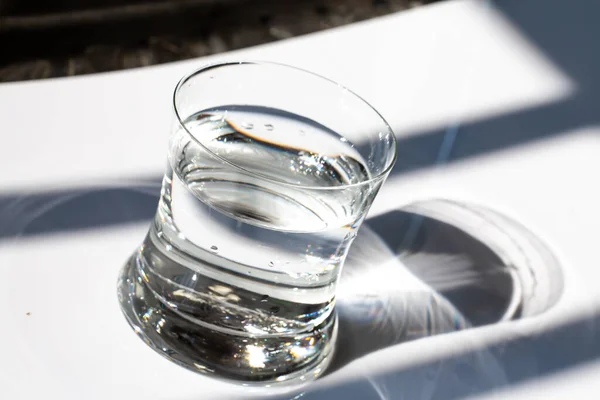 Прозрачный Стакан Чистой Воды Капли Воды Белом Фоне Свет Тень — стоковое фото