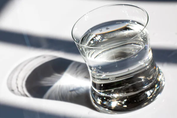 Прозрачный Стакан Чистой Воды Капли Воды Белом Фоне Свет Тень — стоковое фото