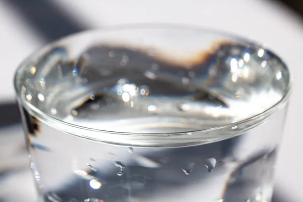 Прозрачный Стакан Чистой Воды Капли Воды Белом Фоне Bokeh Light — стоковое фото