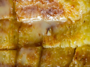 Tost ekmeği yağı ve tatlandırılmış konsantre süt, Makro shot, seçici odak, abur cubur konsepti.