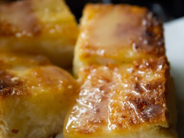 Tost ekmeği yağı ve tatlandırılmış konsantre süt, Makro shot, seçici odak, abur cubur konsepti.