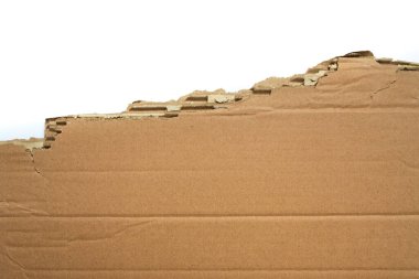 Beyaz arkaplanda buruşuk kahverengi karton kutu dokusu, yakın çekim