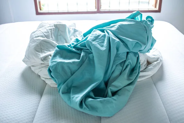 蓝绿色和白色折叠床在白床上 有选择的焦点 卧室清洁概念 — 图库照片