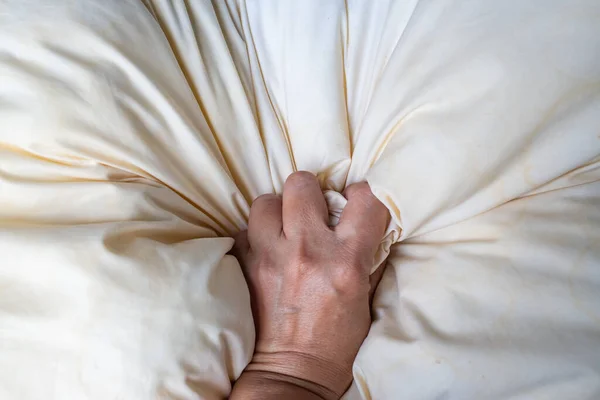 女人的手挤压象牙枕头 特写和宏观拍摄 选择性焦点 卧室概念 — 图库照片