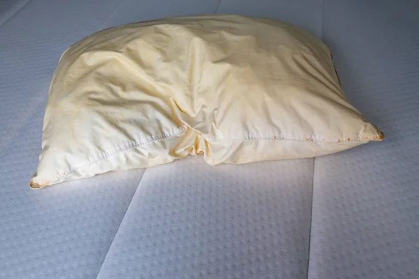 Yeni Beyaz Yatakta Kirli Lekeli Yastık Çekim Kapatın Seçici Odak — Stok fotoğraf