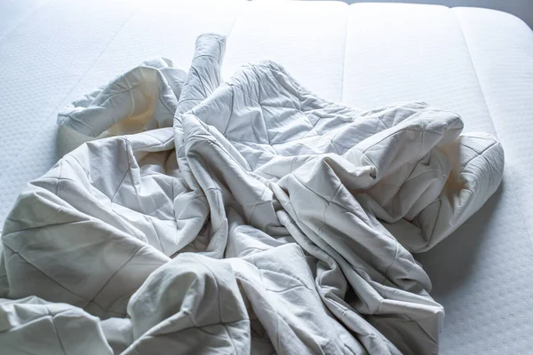 白色床单上的白色床单 特写镜头 选择性焦点 卧室清洁概念 — 图库照片