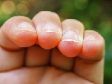 Kadının sol eli işaret ediyor, Bokeh yeşili arka plan, Kapat ve makro çekim, Seçici odak, Vücut Dili Kavramı