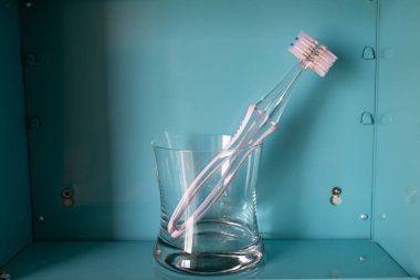 Mavi metal dolapta iki pembe diş fırçası, Lgbt yaşam tarzı, banyo konsepti hakkında.