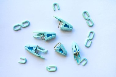 Kırık mandal ya da beyaz arka planda elbise askısı, yakın çekim, çamaşır işi konsepti