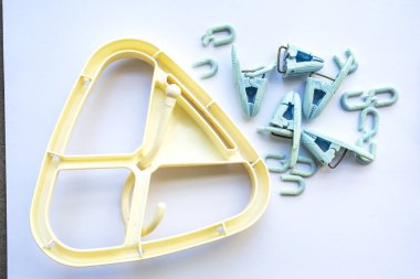 Kırık mandal ya da beyaz arka planda elbise askısı, yakın çekim, çamaşır işi konsepti