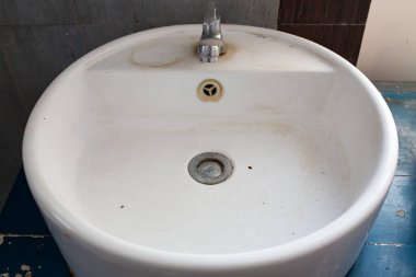 Kirli beyaz lavabo, tıkalı lavabo, tuvalet temizleme konsepti.