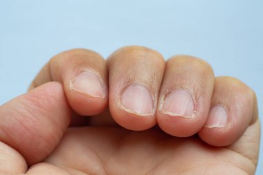 Üst düzey bir kadının sağ yumruğu beyaz arka planda, Asyalı vücut parçası, sembol, jest, vücut dili kavramı.