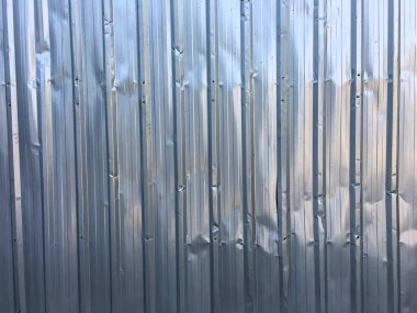 Buruşmuş metal doku ya da Galvanize demir arka plan, parlak çit, Gümüş Renk