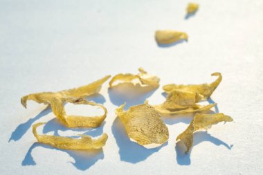 Topuk kırığı ve soyulmuş deri, kadın ayağı dermatiti beyaz arka planda, yakın çekim ve makro çekim, seçici odak, Asya vücut parçası, sağlık sigortası konsepti.