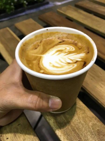 Frauenhand Trinkt Pappbecher Cappuccino Auf Holztischhintergrund Nahaufnahme Slowlife Café Konzept — Stockfoto
