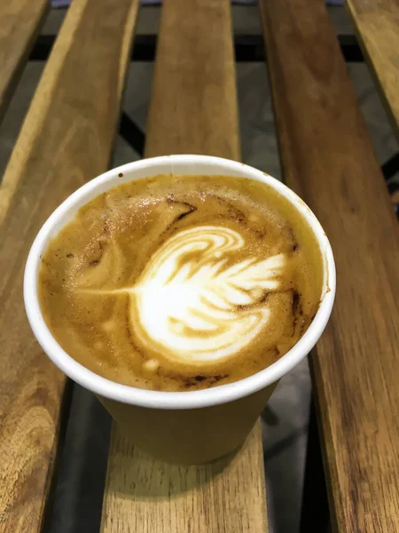 Cangkir Kertas Kopi Cappuccino Dengan Latar Belakang Meja Kayu Cafe — Stok Foto