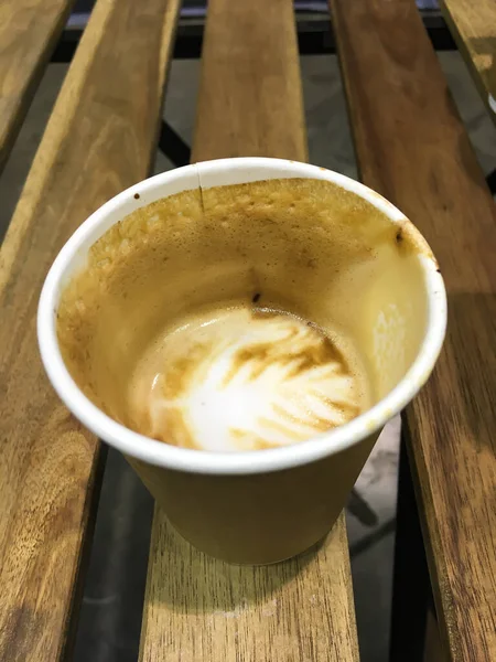 Cangkir Kertas Kopi Cappuccino Dengan Latar Belakang Meja Kayu Cafe — Stok Foto