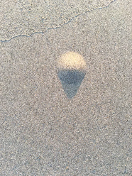 砂のビーチテクスチャにおける円と穴のパターン カニの巣 抽象的な背景概念 — ストック写真
