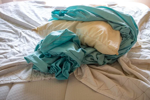 用象牙枕头 白色床上用绿松石折叠床 选择性焦点 卧室清洁概念 — 图库照片