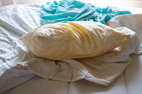 用象牙枕头 白色床上用绿松石折叠床 选择性焦点 卧室清洁概念 — 图库照片