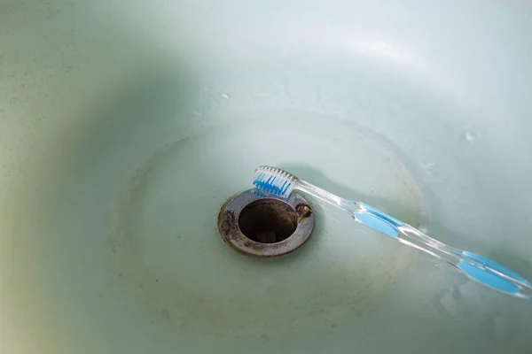 Зубная Щетка Чистки Зеленой Раковины Концепция Очистки Ванной Комнаты — стоковое фото