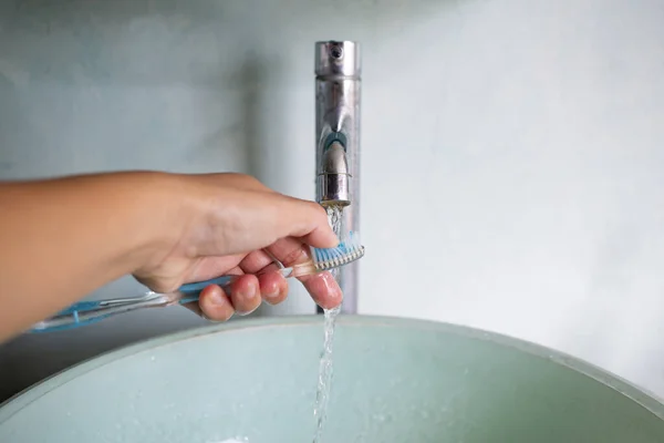 Woman Left Hand Washing Toothbrush Green Washbasin Water Flowing Faucet — Stock Photo, Image