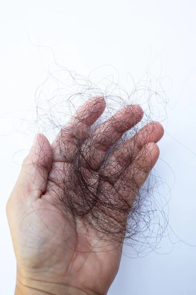 Женщина Теряет Волосы Руке Белом Фоне Крупным Планом Концепции Красоты — стоковое фото