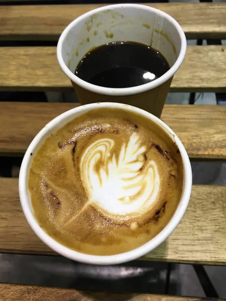 Papiertasse Cappuccino Kaffee Und Papiertasse American Coffee Auf Holzstreifen Tischhintergrund — Stockfoto