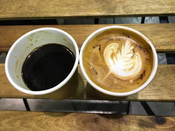 Papiertasse Cappuccino Kaffee Und Papiertasse American Coffee Auf Holztischhintergrund Nahaufnahme — Stockfoto