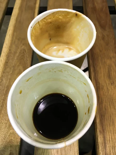 Papiertasse Cappuccino Kaffee Und Papiertasse American Coffee Auf Holztischhintergrund Nahaufnahme — Stockfoto