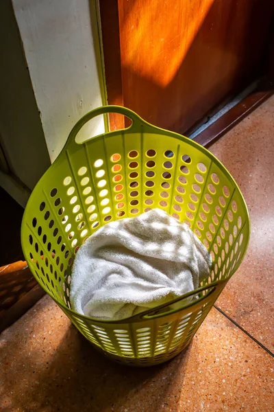 Białe Ręczniki Zielonym Koszu Podłodze Terrazzo Koncepcji Prania — Zdjęcie stockowe