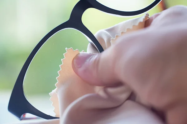 Mano Derecha Mujer Limpieza Gris Gafas Miopes Miopes Por Paños — Foto de Stock
