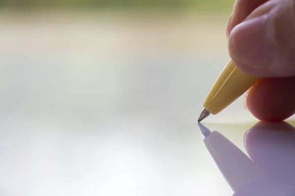 Mão Direita Mulher Segurando Caneta Esferográfica Plástico Bege Escrevendo Carta — Fotografia de Stock