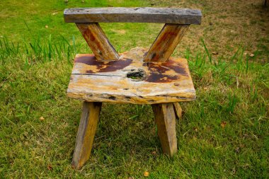 Çim desenli arka planda el yapımı ahşap sandalye