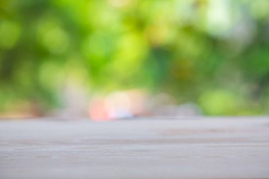 Boş ahşap masa dokusu, yeşil bahçe bulanık bokeh arka plan, seçici odak