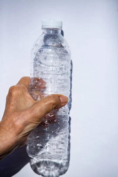 Рука Пожилой Женщины Раздавливание Использованные Пластиковые Бутылки Капли Воды Прозрачный — стоковое фото
