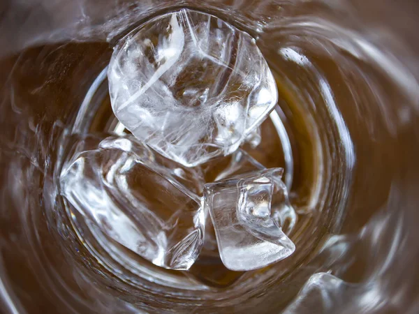 Ледяные Кубики Стакане Холодной Воды Крупный План Макро Снимок Селективный — стоковое фото