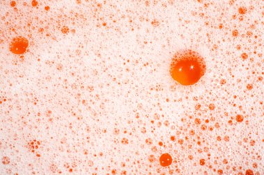 Kabarcık sabunları şeffaf köpükler turuncu arka planda su ile, & Makro çekimleri kapat, Seçici odak