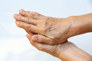 Üst düzey kadının elleri ellerini beyaz arka planda birinci adımda yıkıyor, Makro sahneyi kapat, seçmeli odak, covid19 'dan korunma, bakteri, sağlık konsepti, 7 adım el yıkama