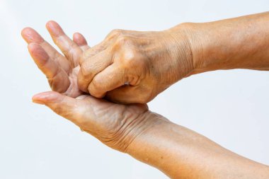 Üst düzey bir kadının ellerini yıkaması, beyaz arka planda 6. adımda ellerini yıkaması, Makro sahneyi kapatması, seçmeli odak noktası, covid19, bakteri, sağlık konsepti, 7 adım el yıkama.