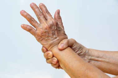 Üst düzey bir kadının ellerini yıkaması, beyaz arka planda yedinci adımda ellerini yıkaması, Makro sahneyi kapatması, seçmeli odak noktası, covid19, bakteri, sağlık konsepti, 7 adım el yıkama.